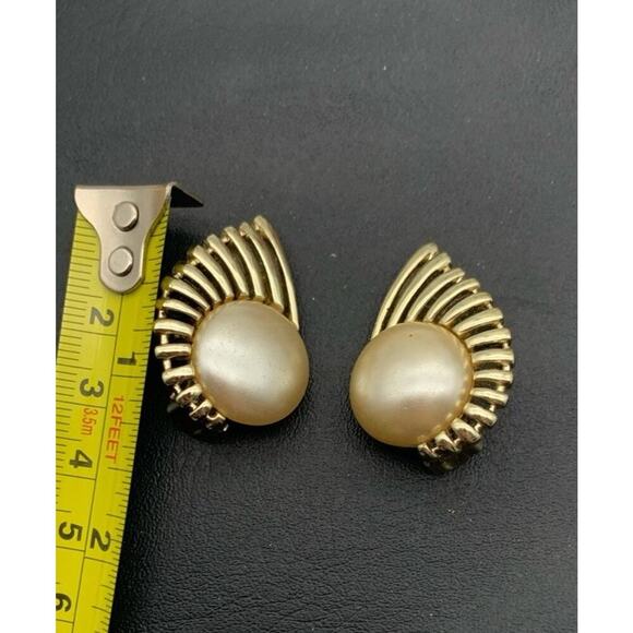 Vintage 50s 60s Sarah Coventry MCM Faux Pearl Gold Tone Clip Earrings - Picture 3 of 5